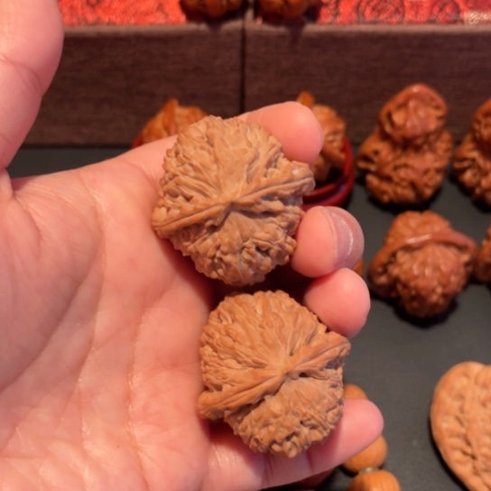文玩核桃吊坠白狮子