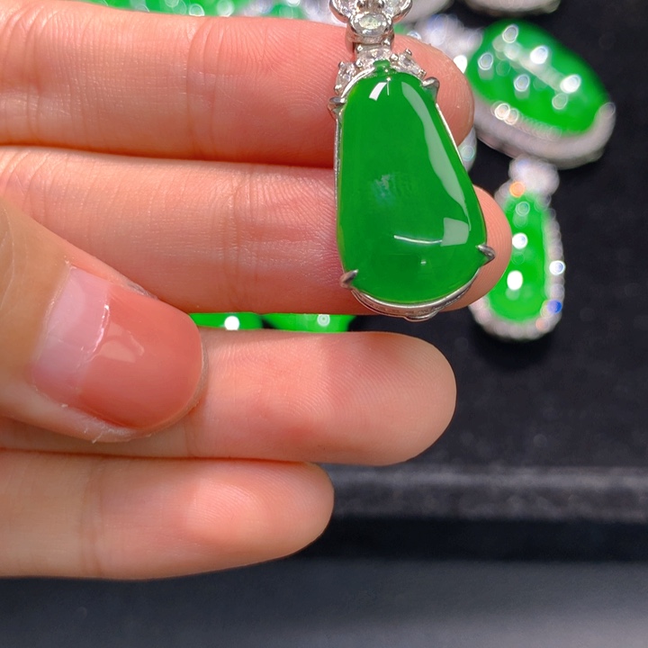 翡翠银S925镶嵌颈饰一个