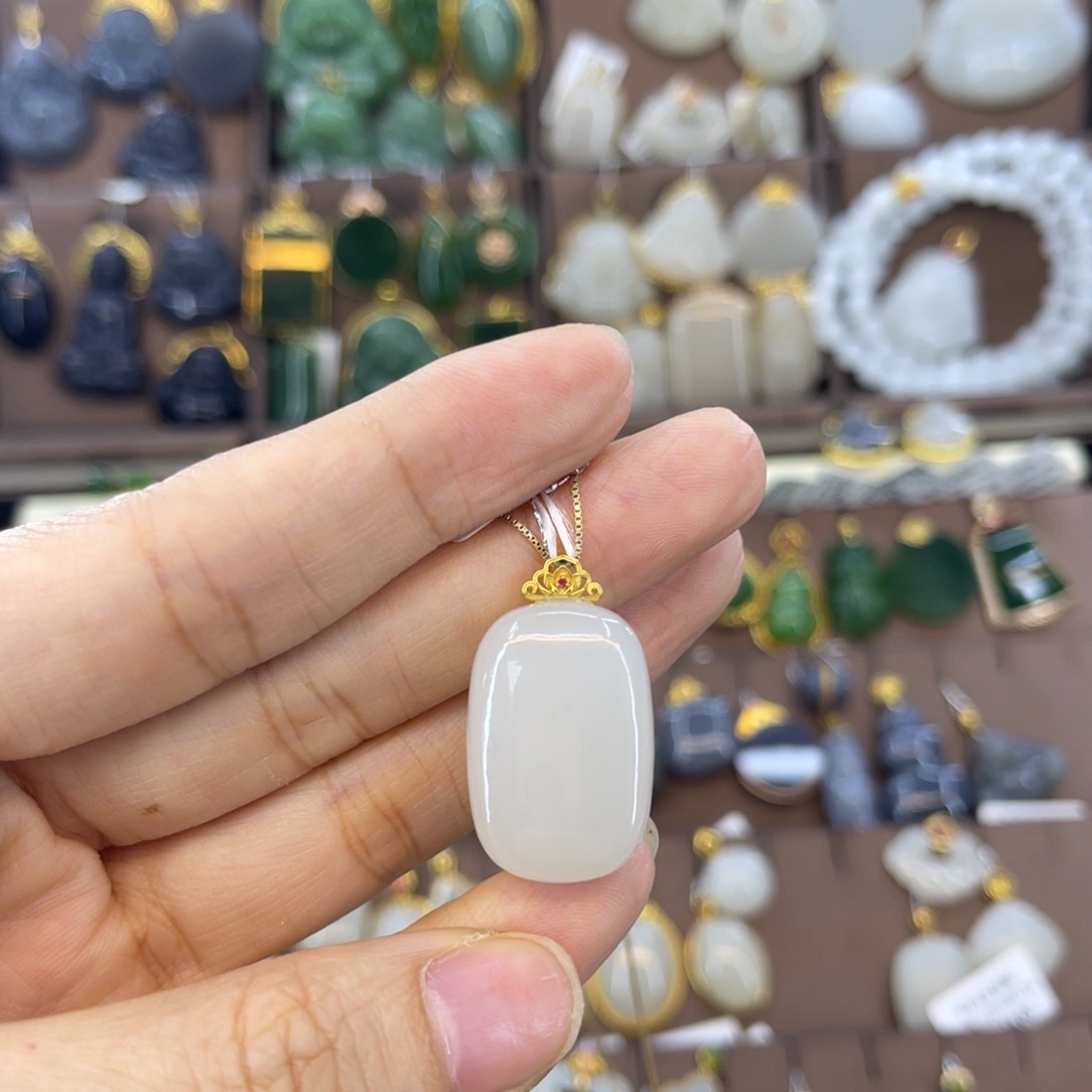 和田玉未镶嵌吊坠