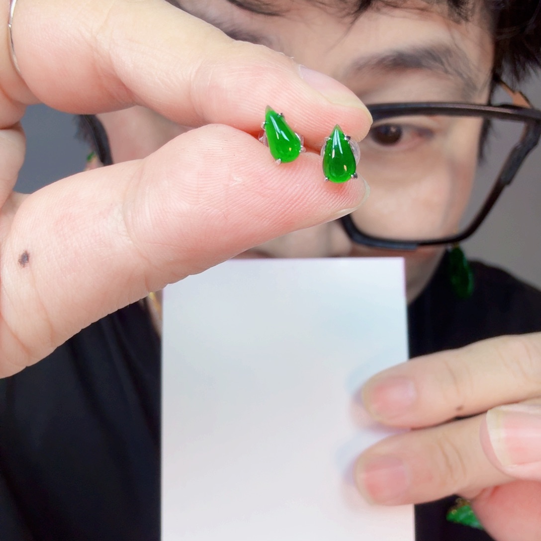 翡翠未镶嵌颈饰一对