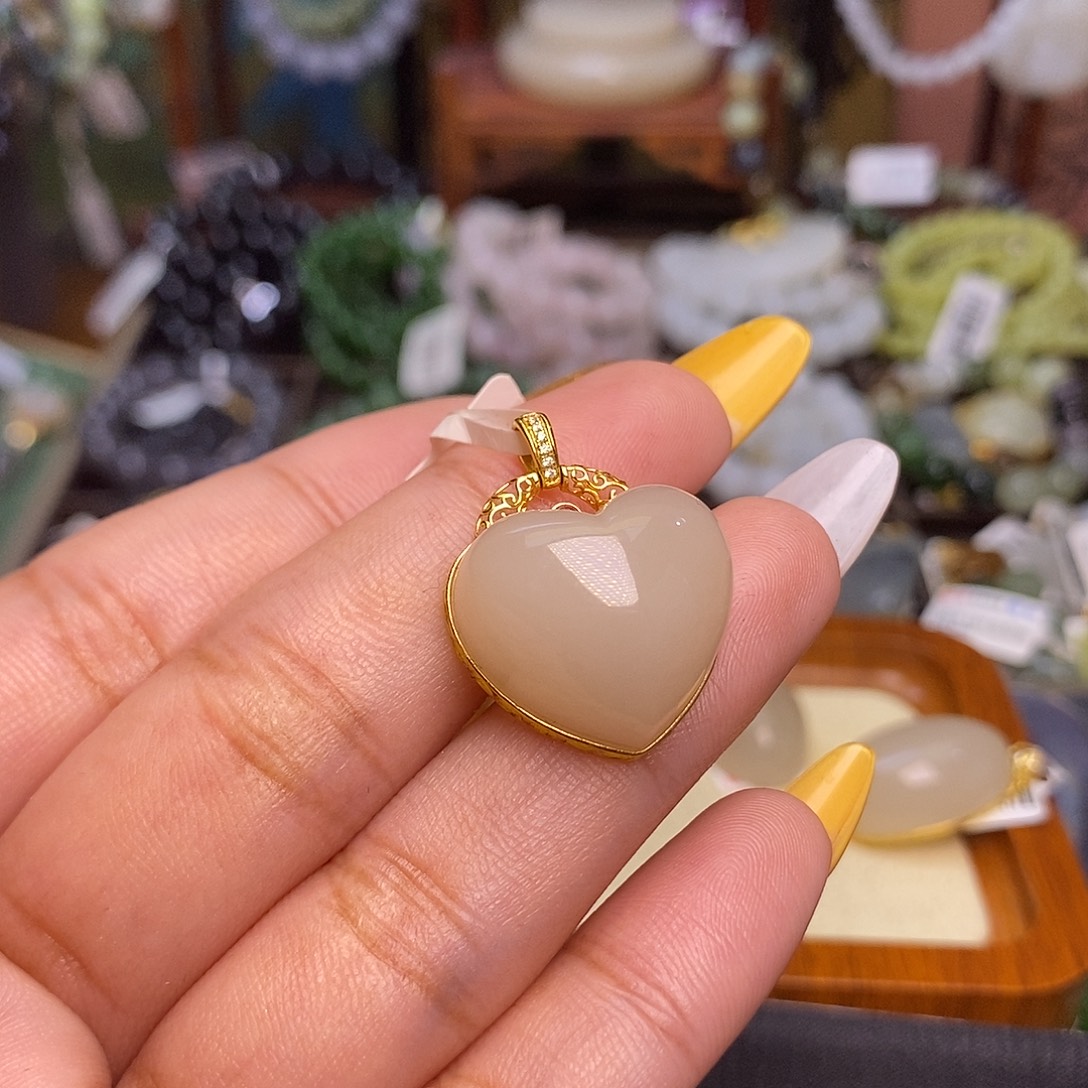 和田玉未镶嵌颈饰藕粉老矿料红粉金镶爱心