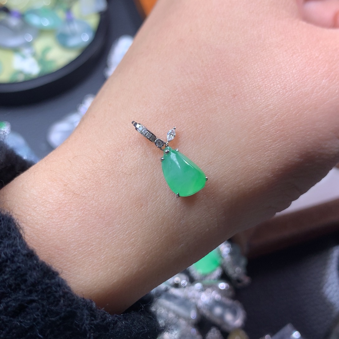 翡翠18K金镶嵌颈饰甜绿厚装福瓜滴流