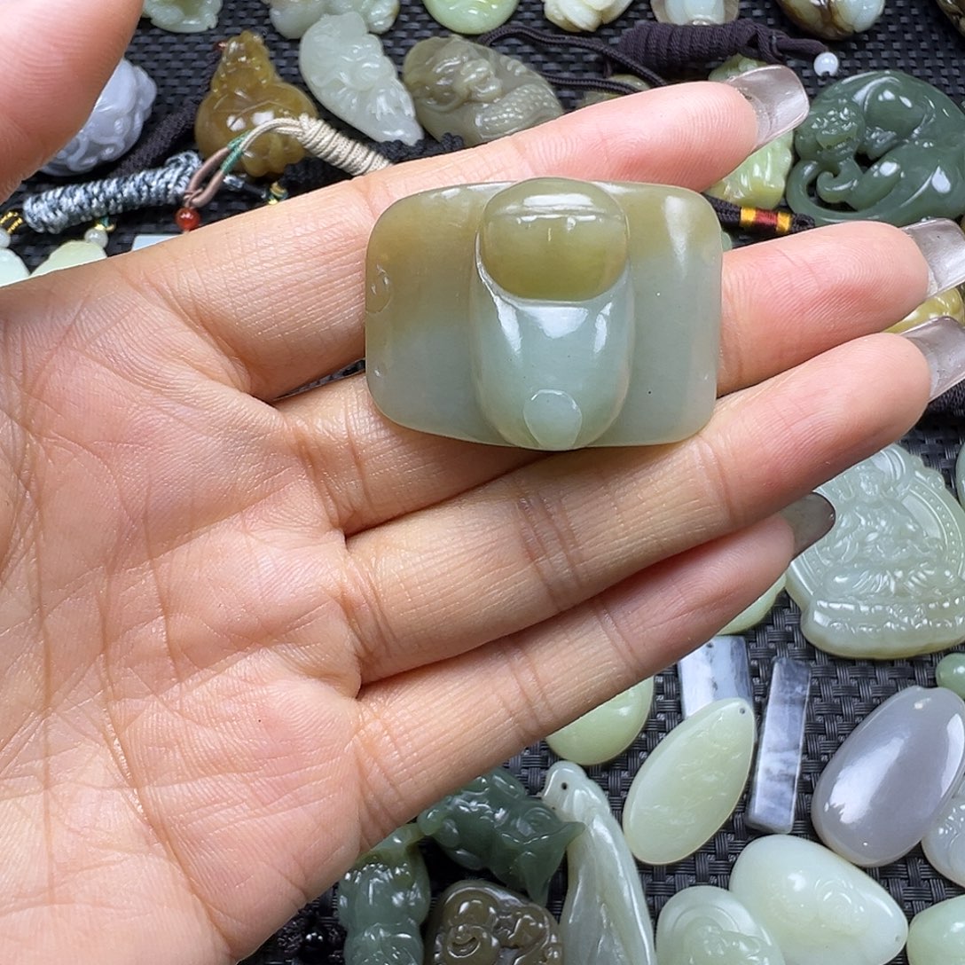 和田玉未镶嵌吊坠(不含链)猫猫手牌，福利漏，不退不换