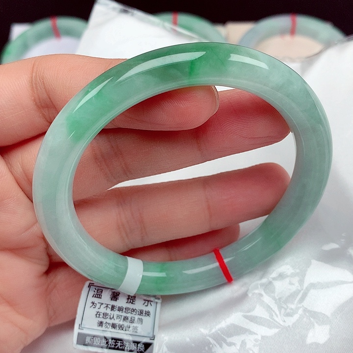 翡翠未镶嵌手镯61～62飘阳绿圆条手镯