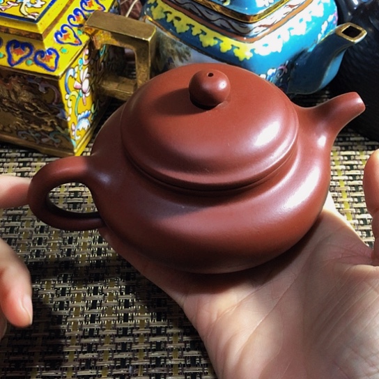 紫砂茶壶原矿泥料手工制作紫砂壶。