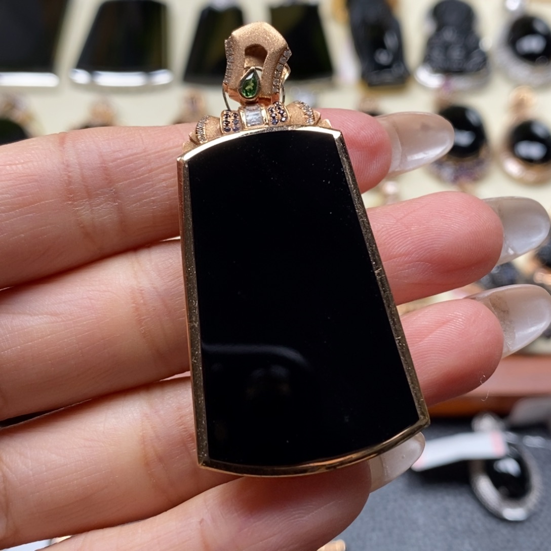 翡翠颈饰18K金镶嵌唐***口无事牌