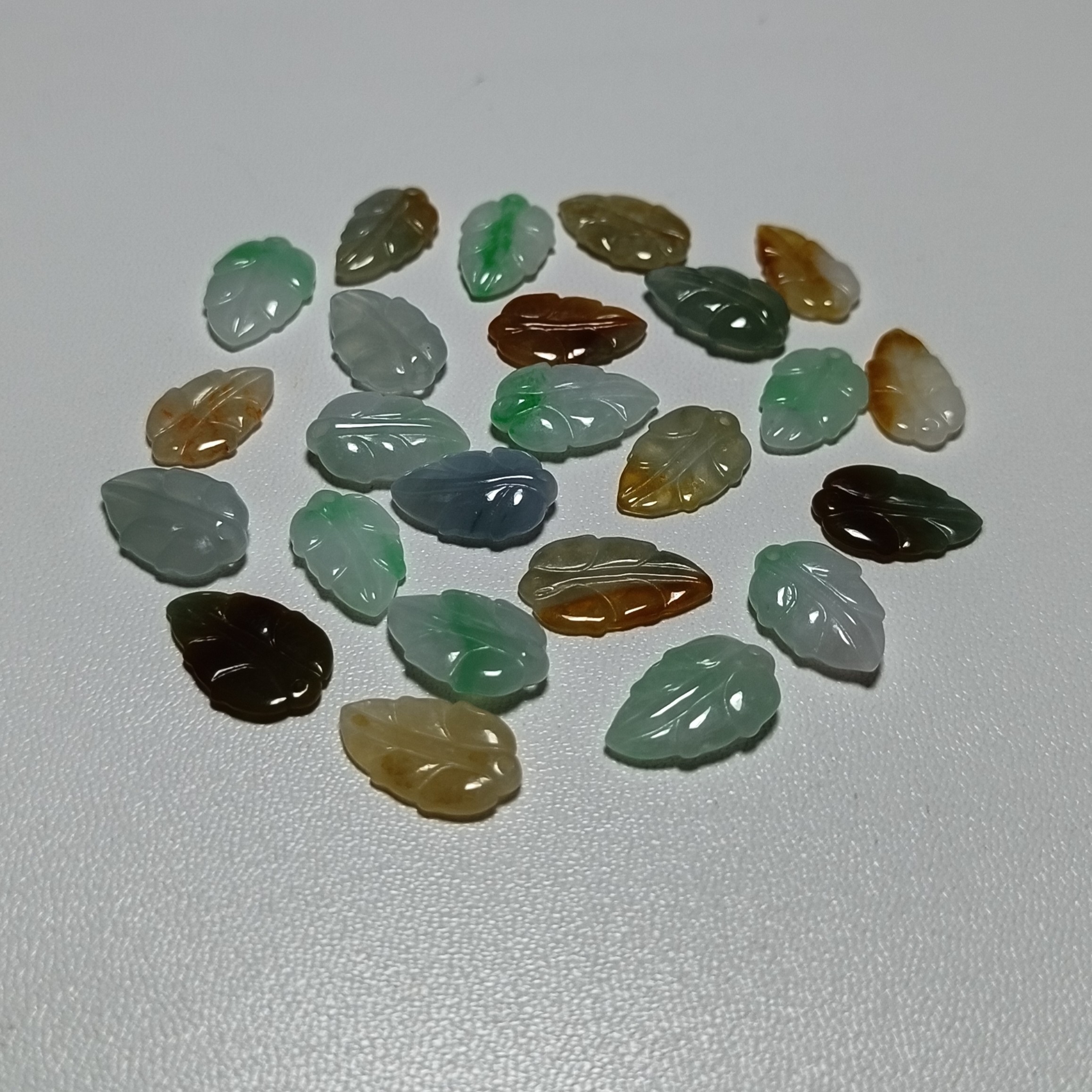天然翡翠彩色金枝玉叶小吊坠1个（约14*10*2）（不接受备注随机发货）