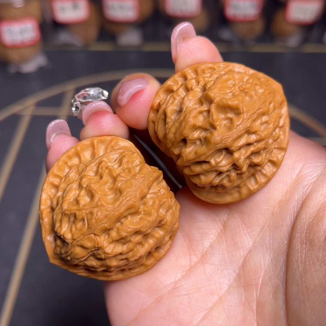 请***虎文玩核桃吊坠金牛