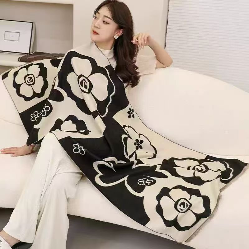 时尚新款仿羊绒围巾双面加厚山茶花围脖百搭披肩复古两用保暖冬季