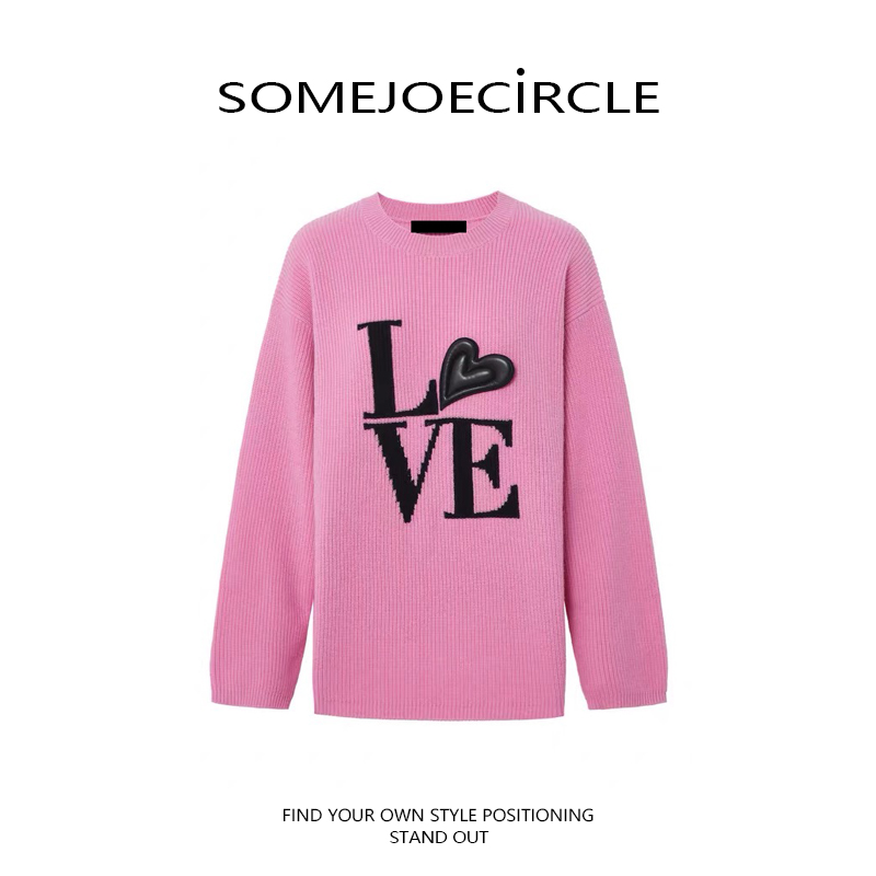 【DZ】SOMEJOECIRCLE【LOVE】新款立体皮质爱心章仔落肩长袖毛衣9125