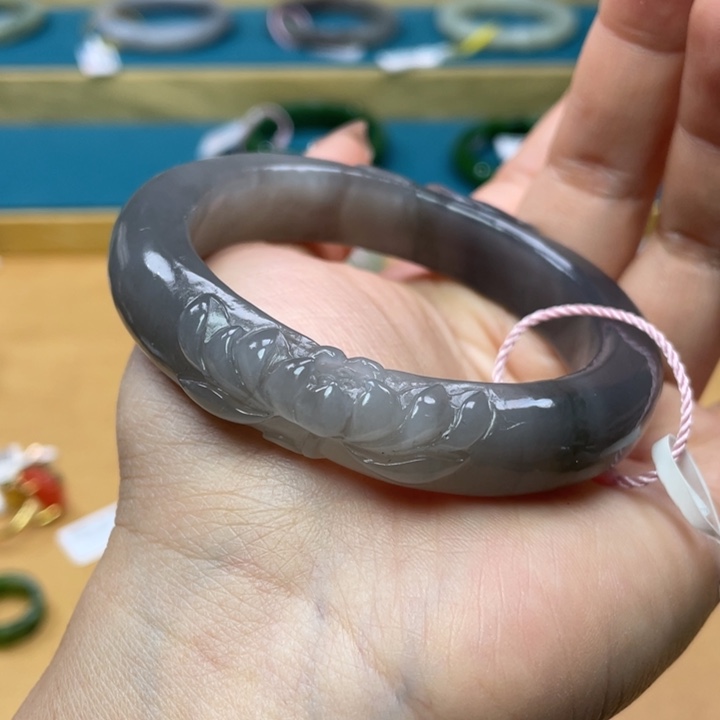 和田玉手镯57圈口。 编号13未镶嵌