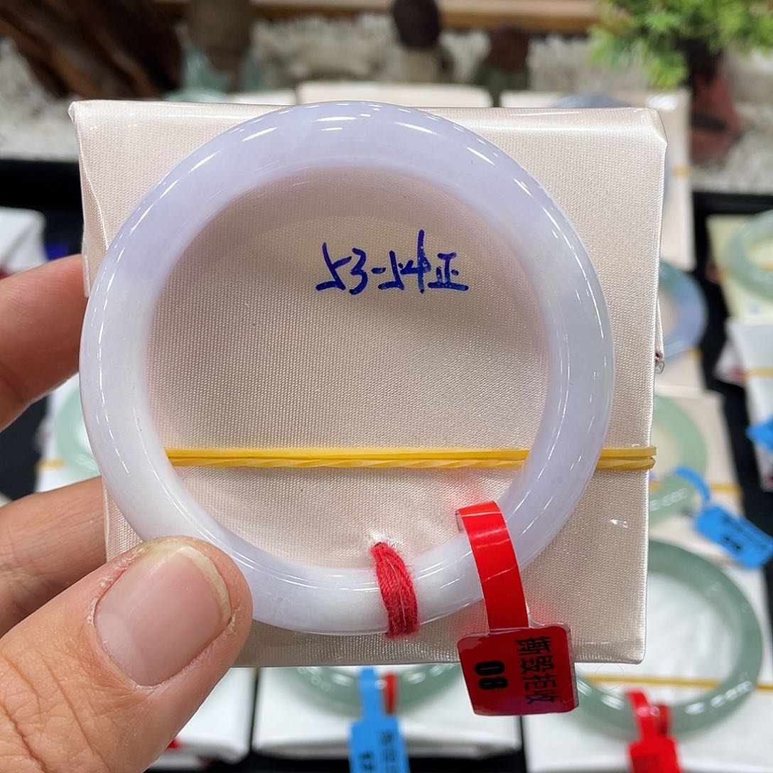 翡翠手镯未镶嵌花**界