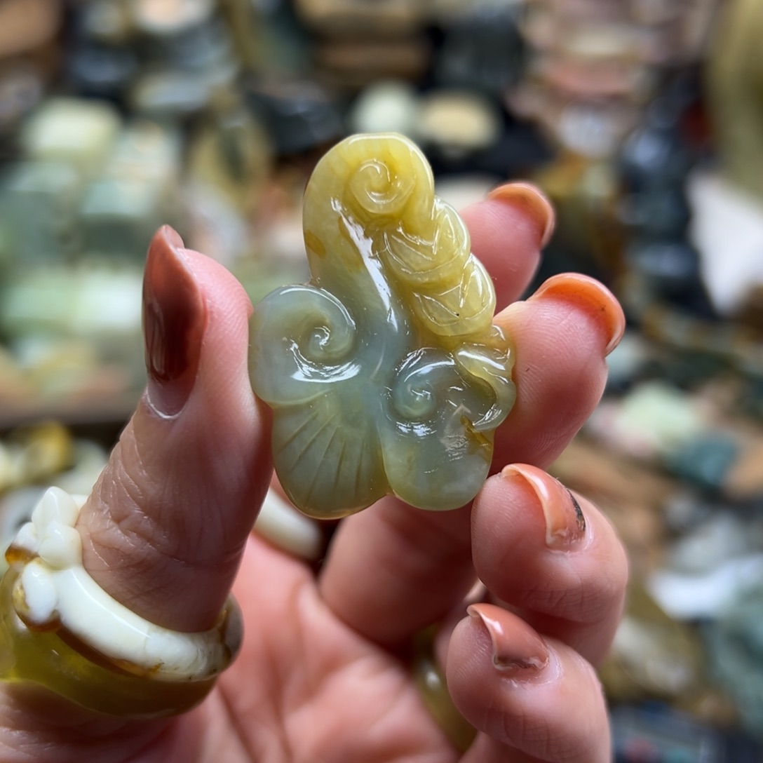 岫玉未镶嵌颈饰花玉兰如意