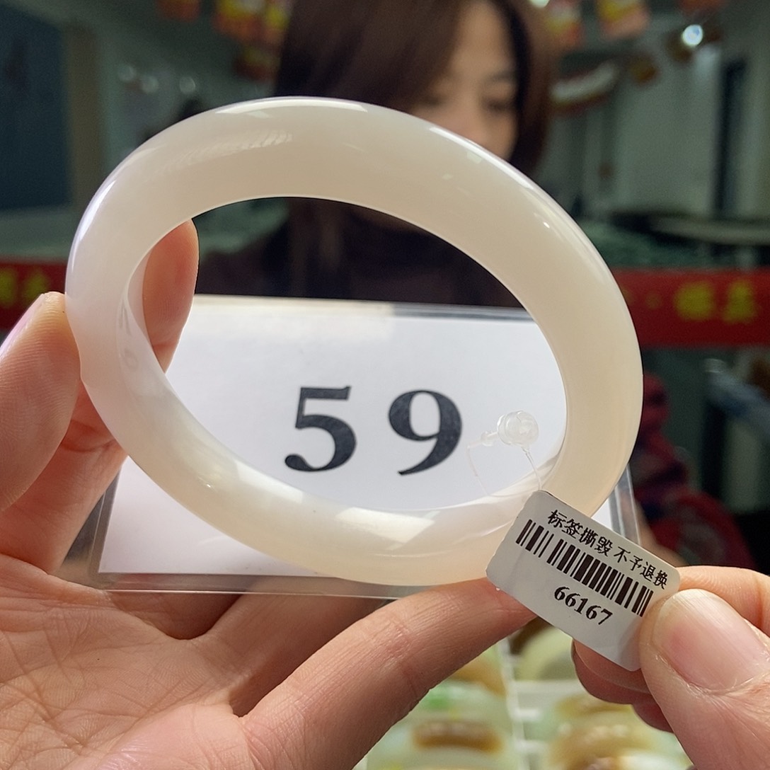 和田玉手镯未镶嵌粉白