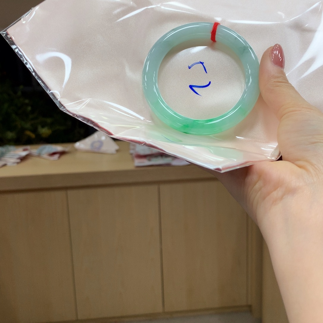 翡翠手镯未镶嵌不退不换