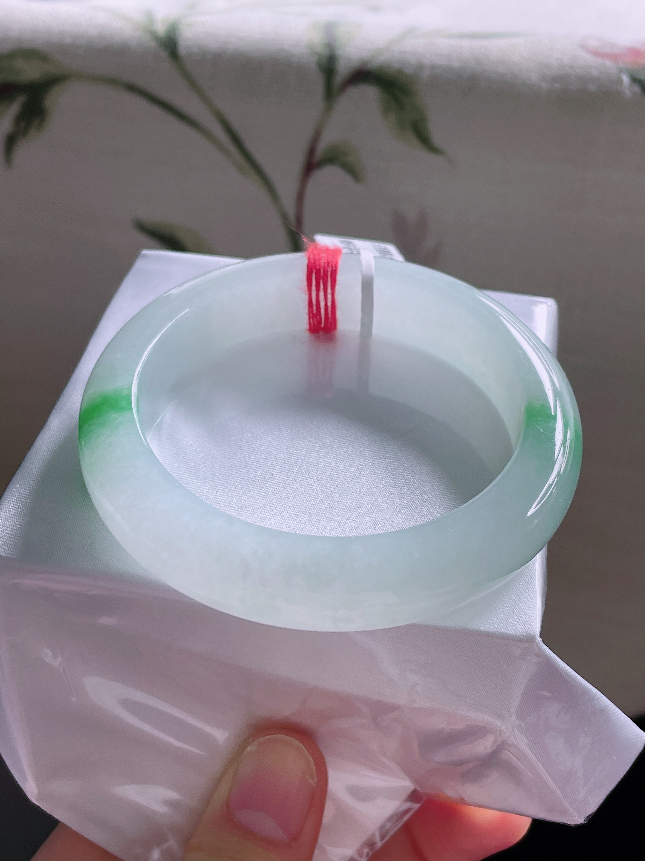 冰种飘绿55.5圈正圈手镯贵气优雅正品天然缅甸翡翠A货玉镯