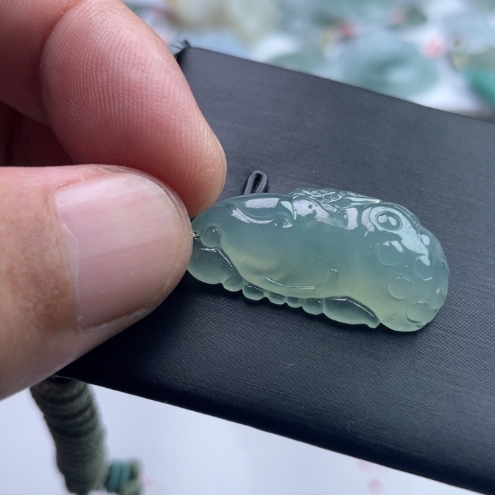 教***律翡翠未镶嵌颈饰挂件