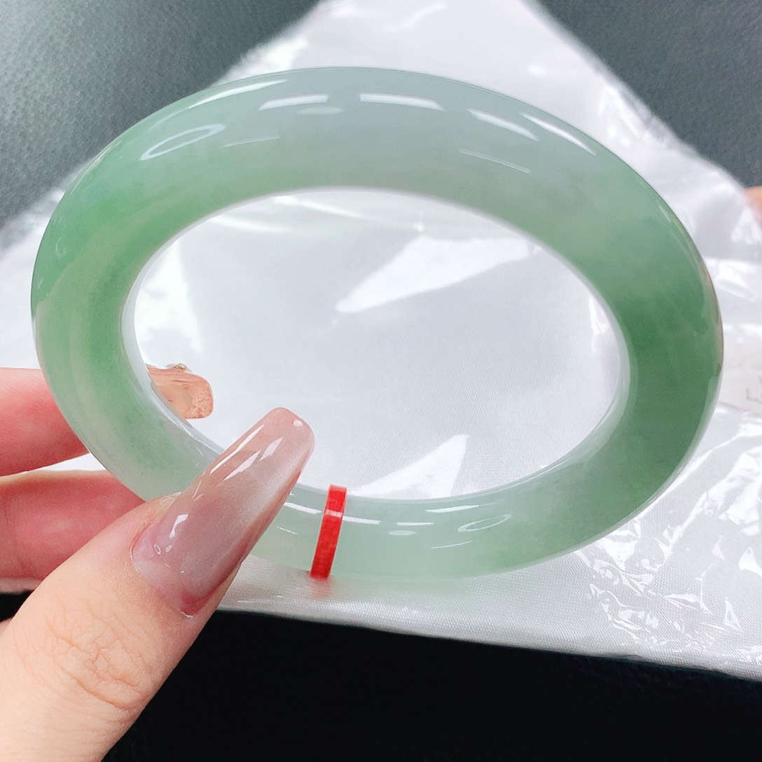翡翠手镯未镶嵌54圈