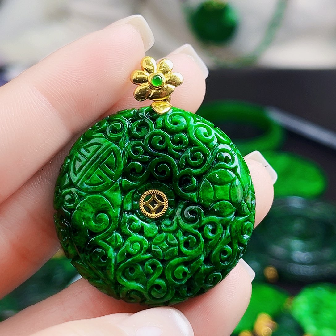 颈饰18K金镶嵌翡翠多样性