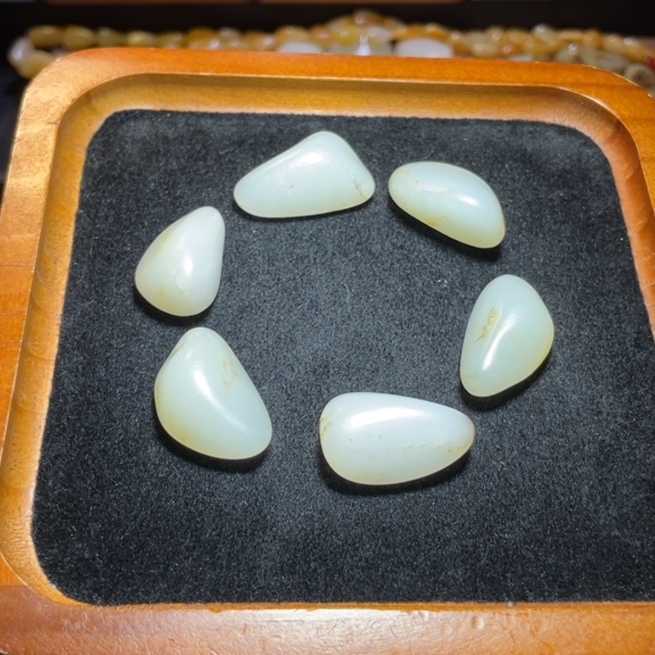 过***往和田玉未镶嵌手链