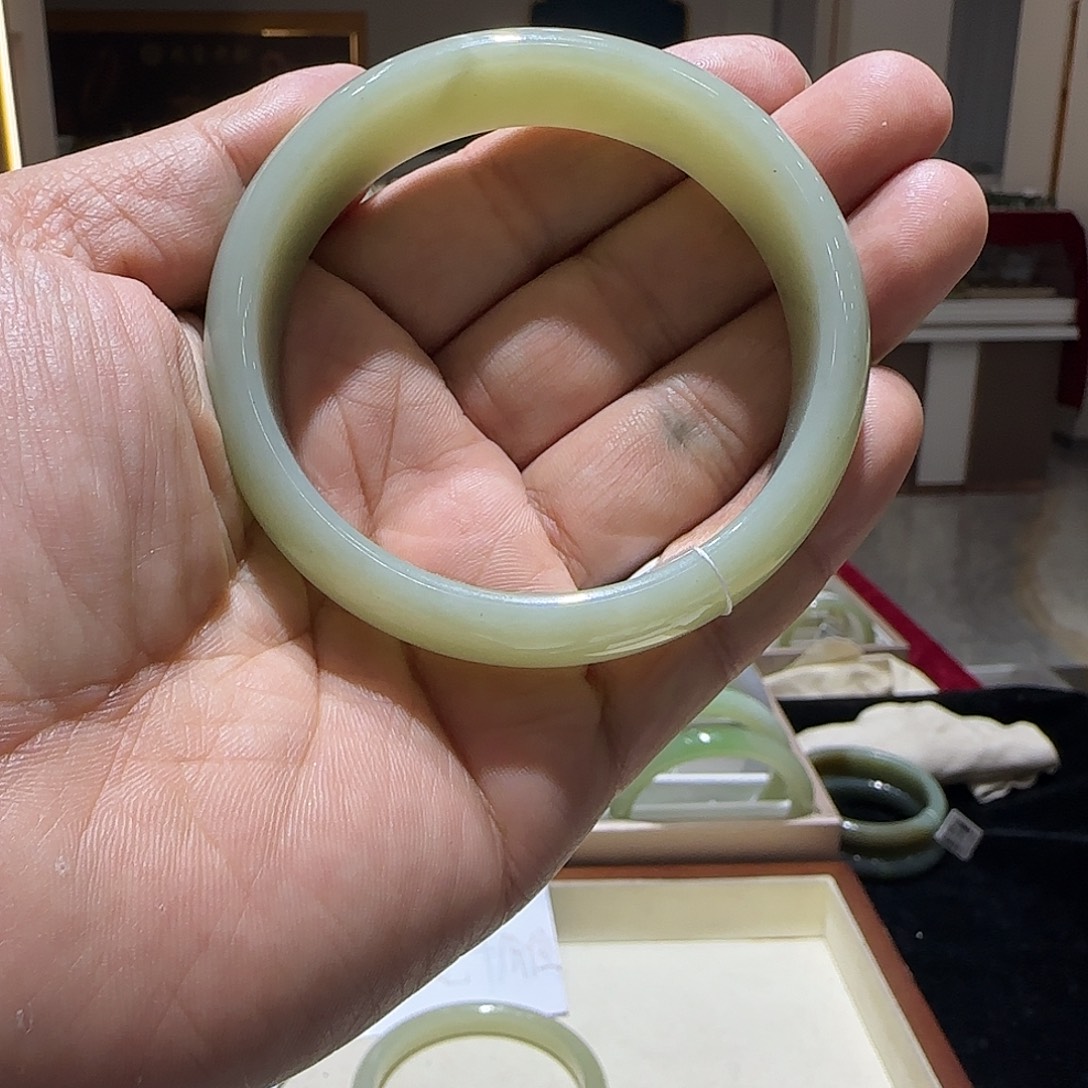 慧***晖和田玉未镶嵌手镯831