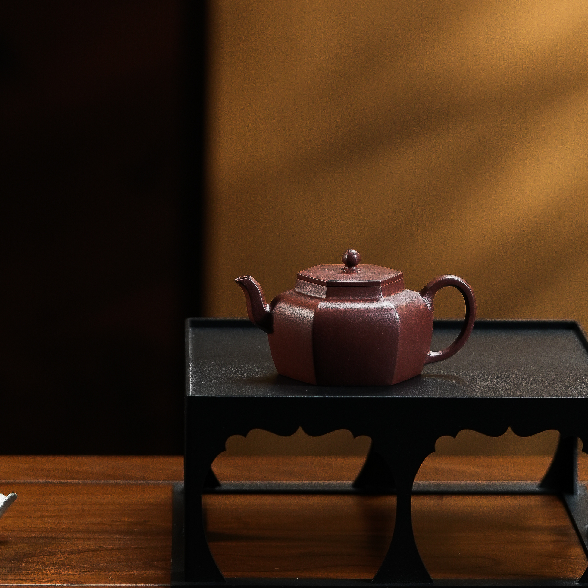 【龙盛堂紫砂】宜兴全手工范育君六方平盖井栏底槽清180ml紫砂茶壶