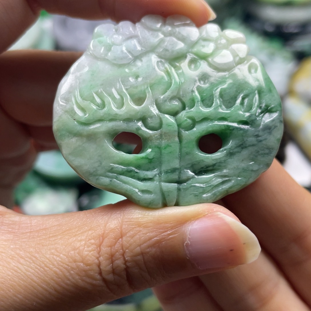 翡翠未镶嵌颈饰牌子