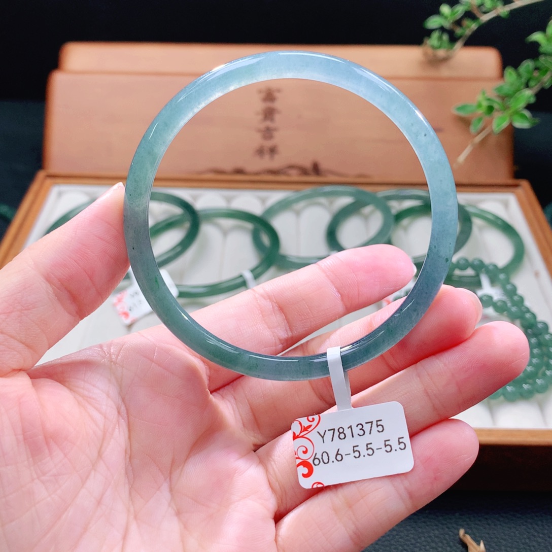 未镶嵌手镯（圆镯）翡翠