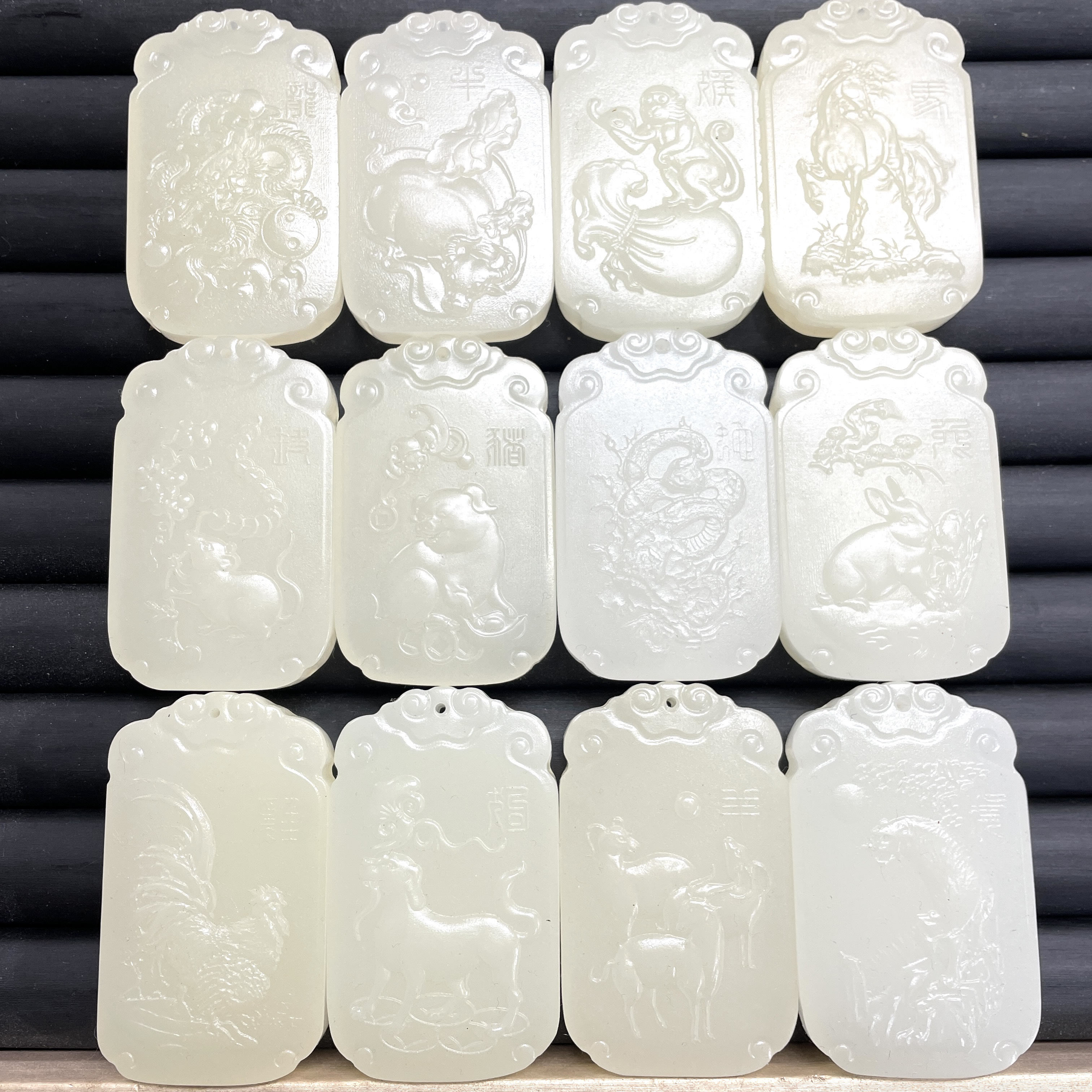 1238号白晴色十二生肖吊坠