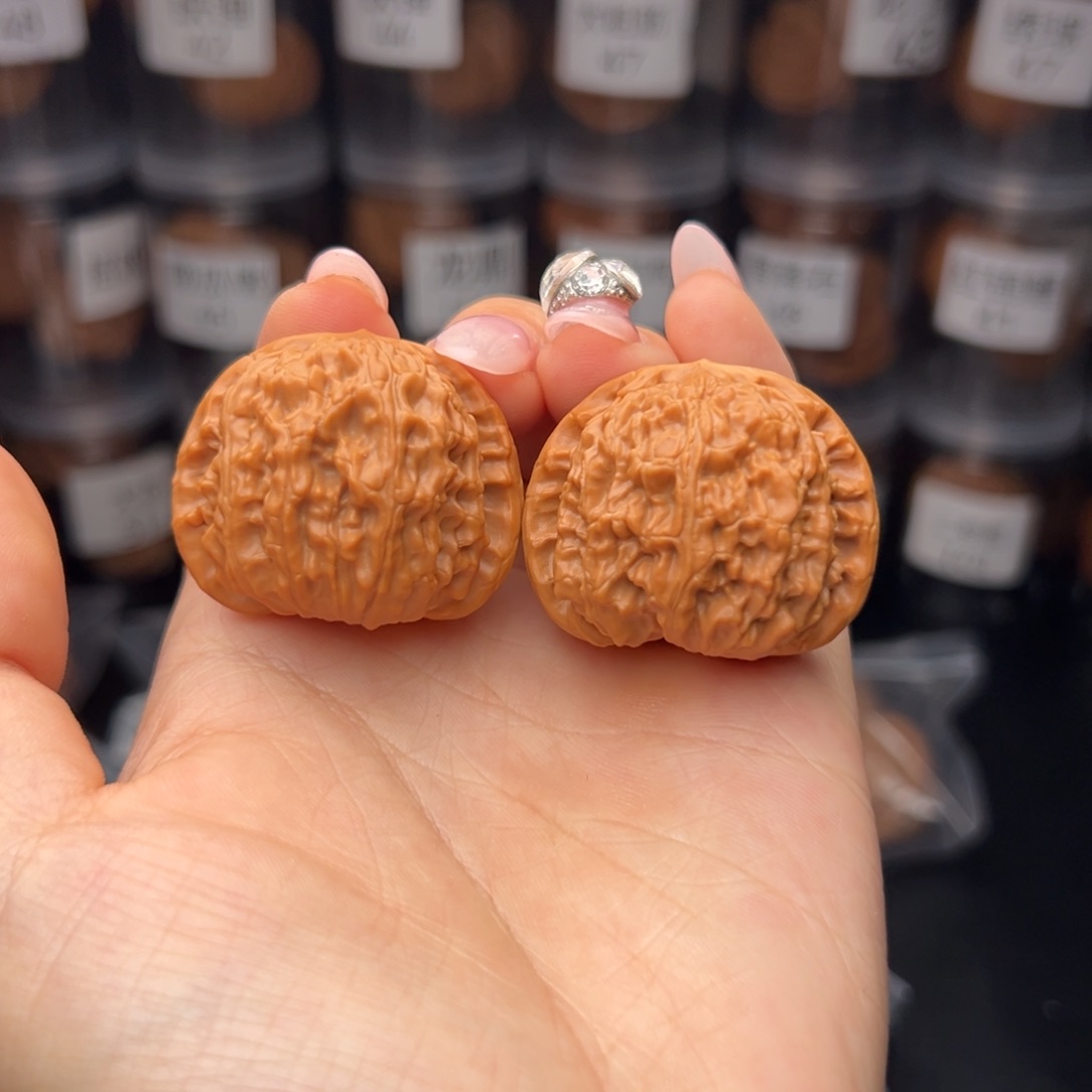 文玩核桃吊坠耶*.白狮子