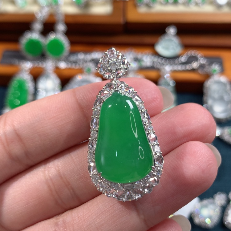 【闪购商品】翡翠颈饰18K金镶嵌福瓜