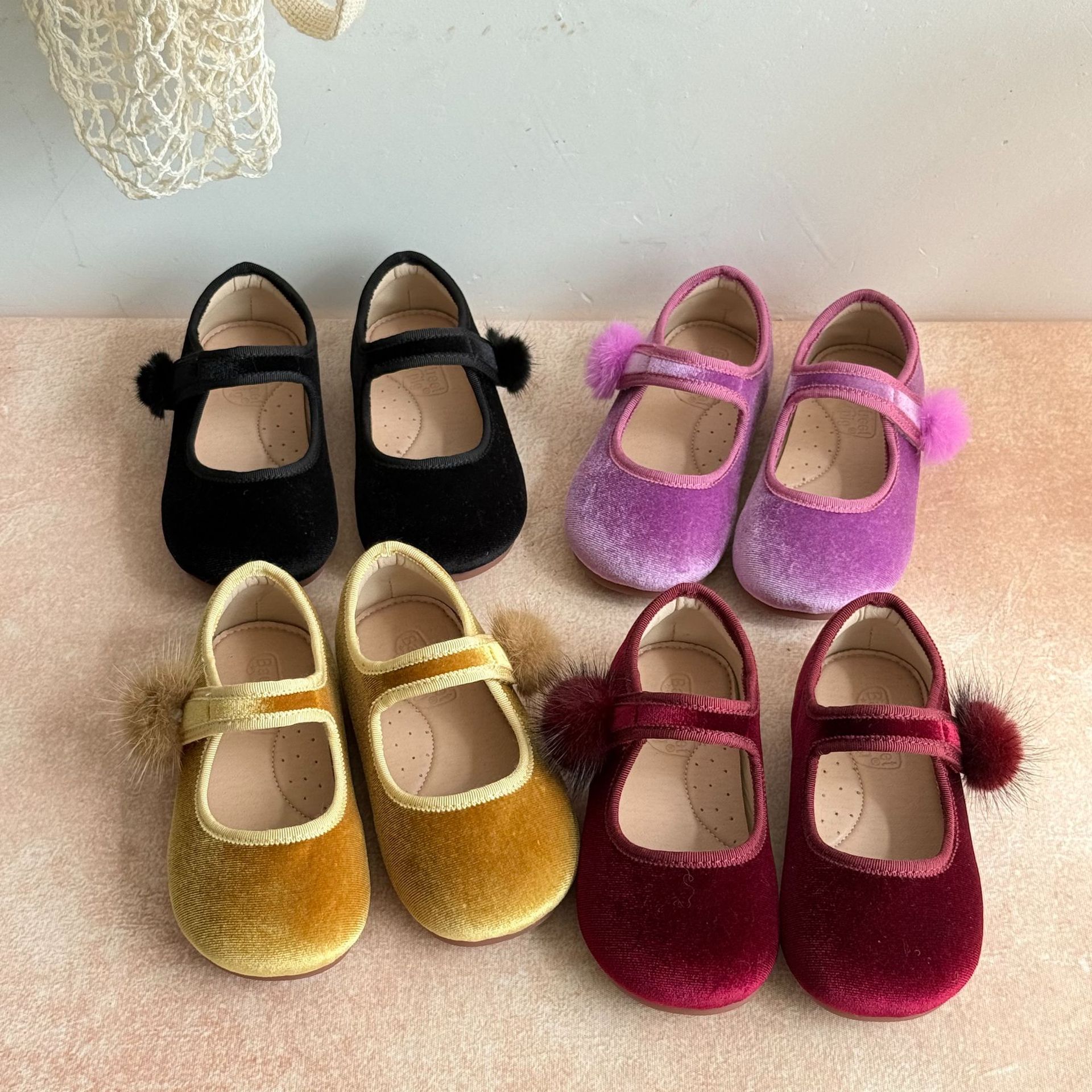 女童单鞋2025冬季新款丝绒公主鞋可爱毛球玛丽珍单鞋软底百搭过年