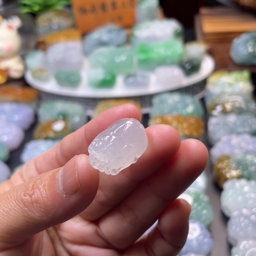 翡翠未镶嵌颈饰貔貅