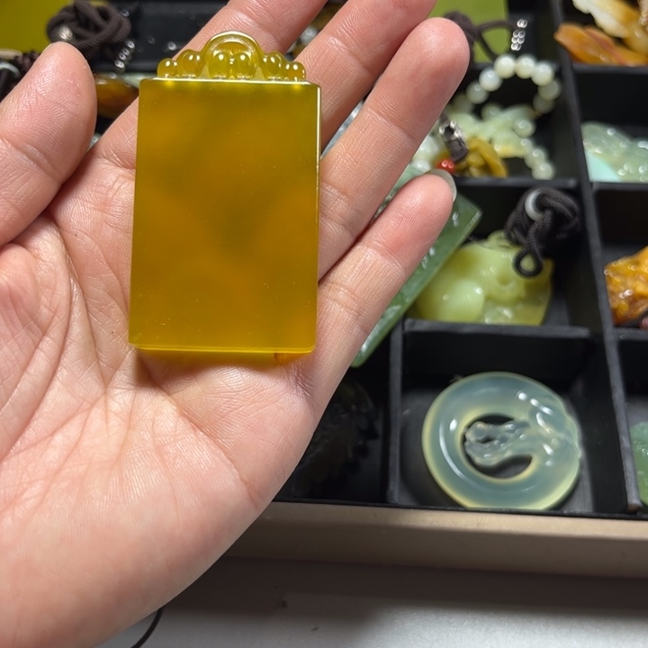 蛇纹石玉吊坠未镶嵌