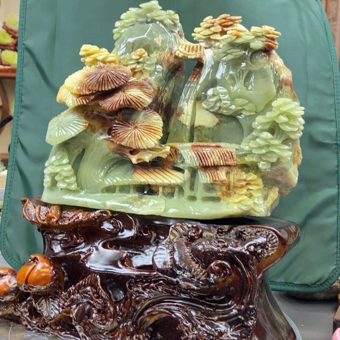 蛇纹石玉（覆膜）珠宝奇石未镶嵌在*上