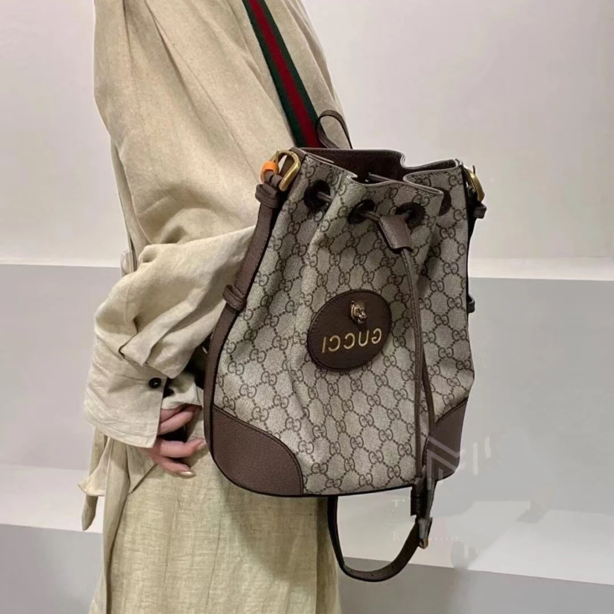 95新 GUCCI/古驰 御古屋/68142/虎头抽绳水桶单肩