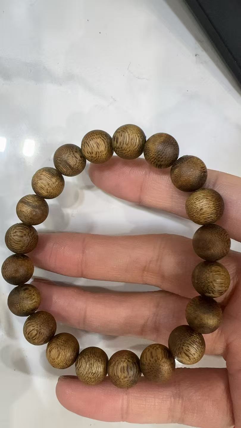 沉香海南展会莺歌绿圆珠10MM单圈6G+  （多样性发一 ）