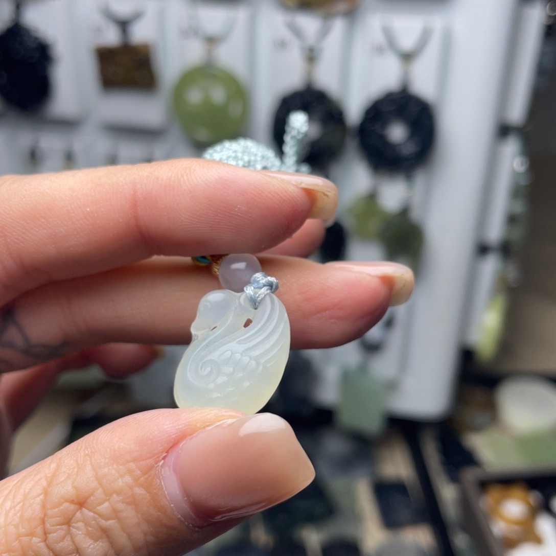 岫玉未镶嵌颈饰天鹅