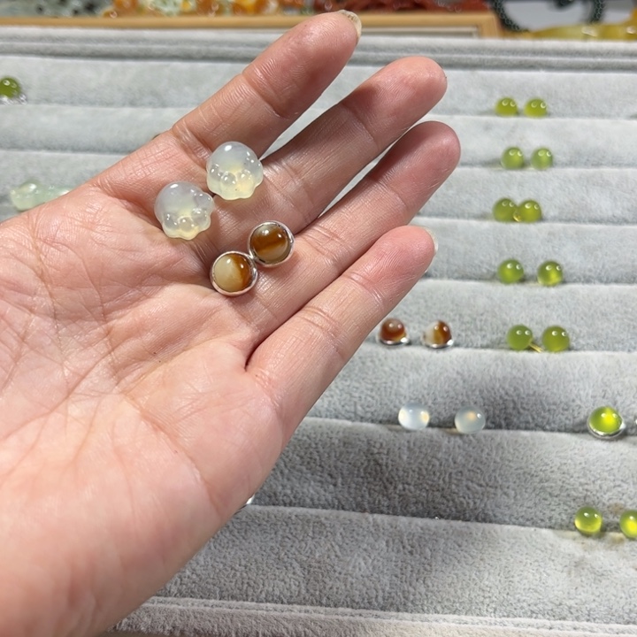 蛇纹石玉耳饰合金