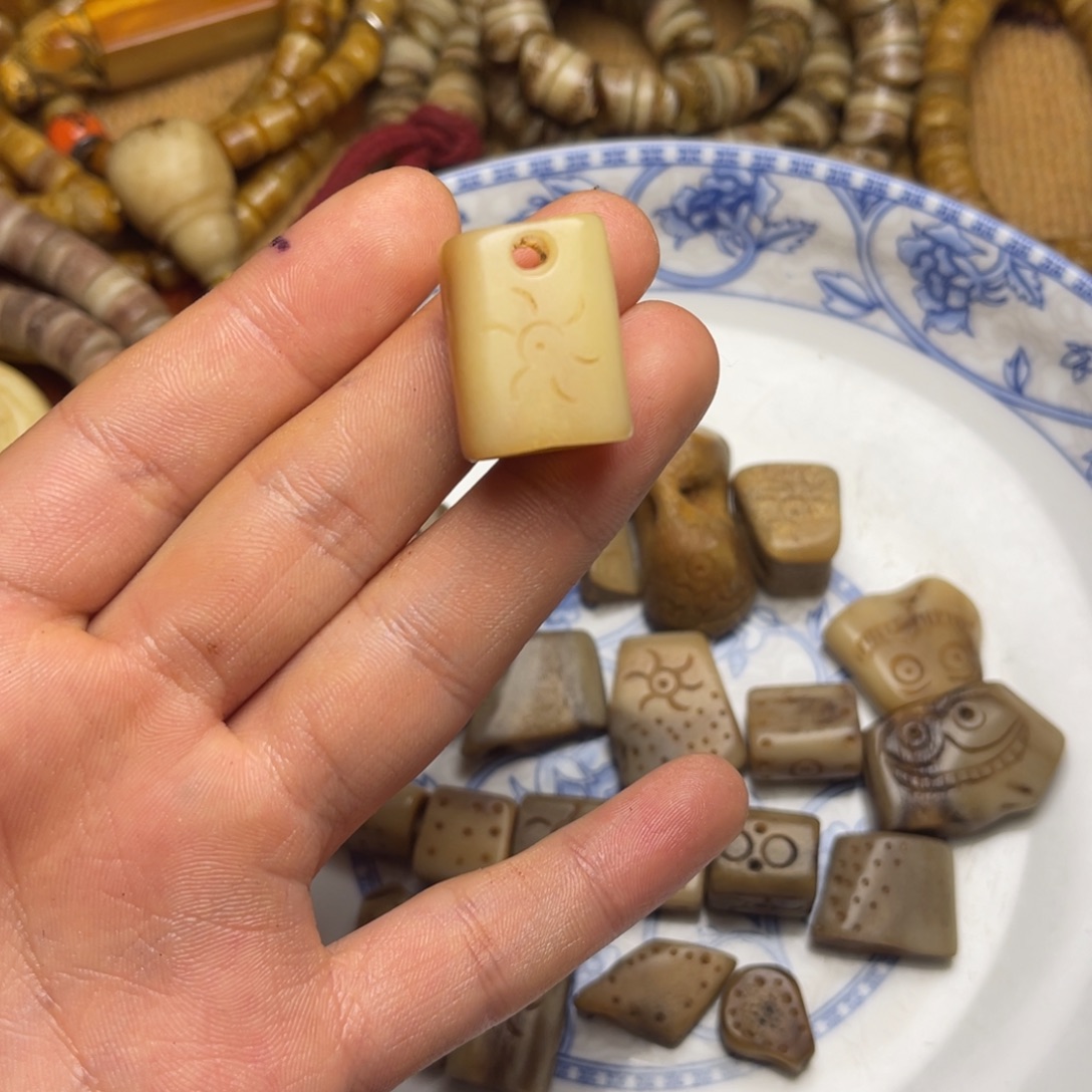 苏***乐大叶紫檀（黑酸枝木类）