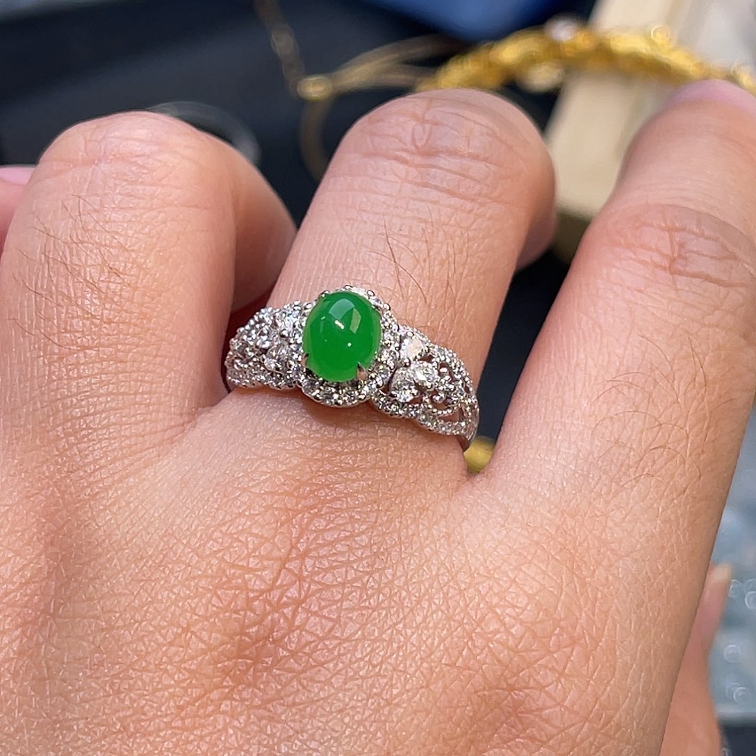 翡翠18K金镶嵌戒指阳绿蛋面