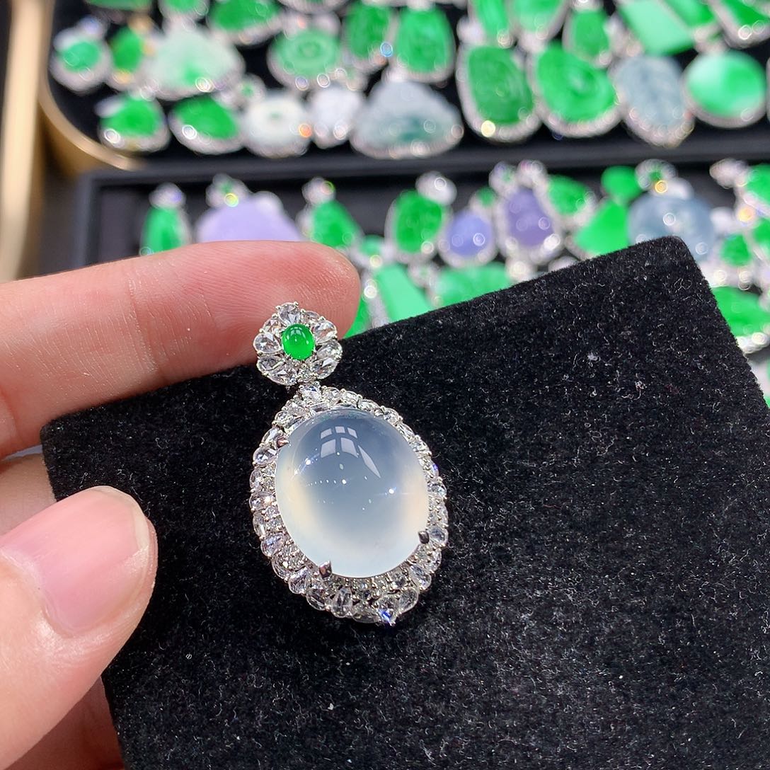 翡翠18K金镶嵌颈饰