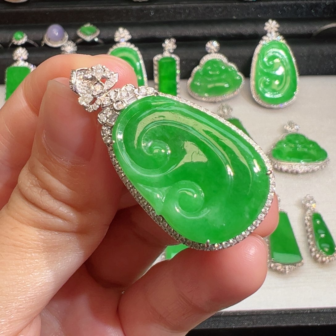 翡翠吊坠(不含链)18K金镶嵌