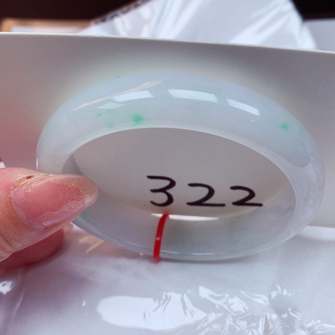 翡翠手镯未镶嵌翡翠