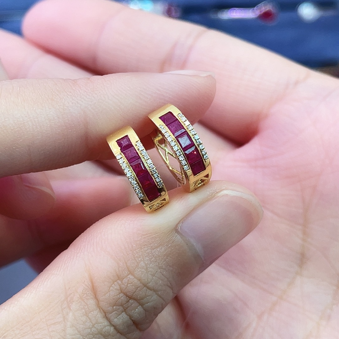 耳饰红宝石18K金镶嵌1.20克拉鸽血红耳扣