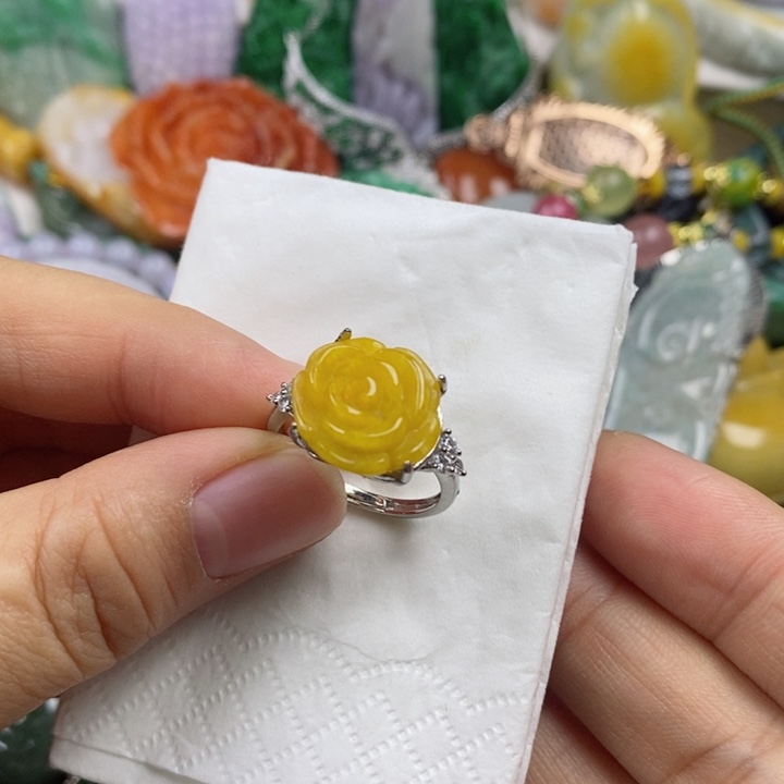 翡翠吊坠(赠链)未镶嵌