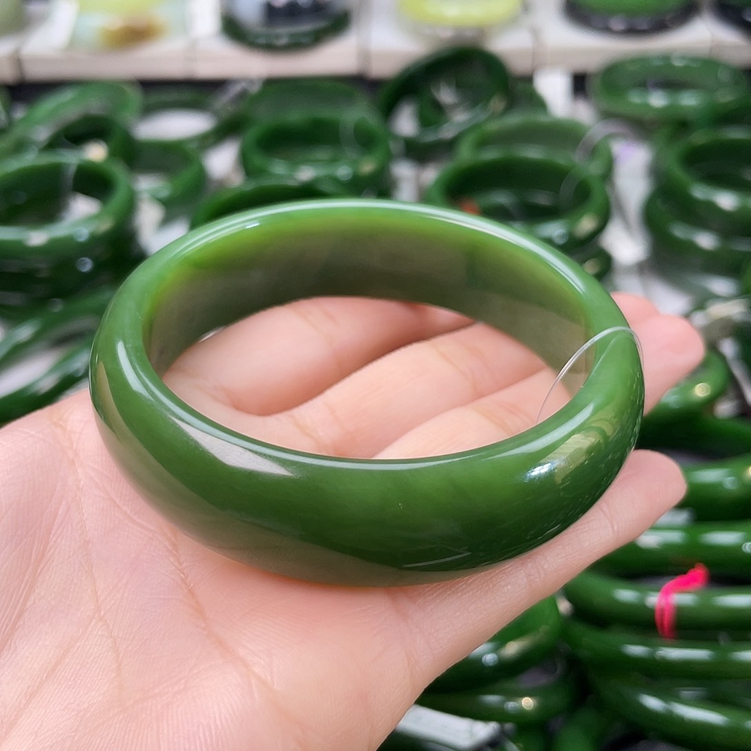 和田玉（碧玉）手镯未镶嵌与**行