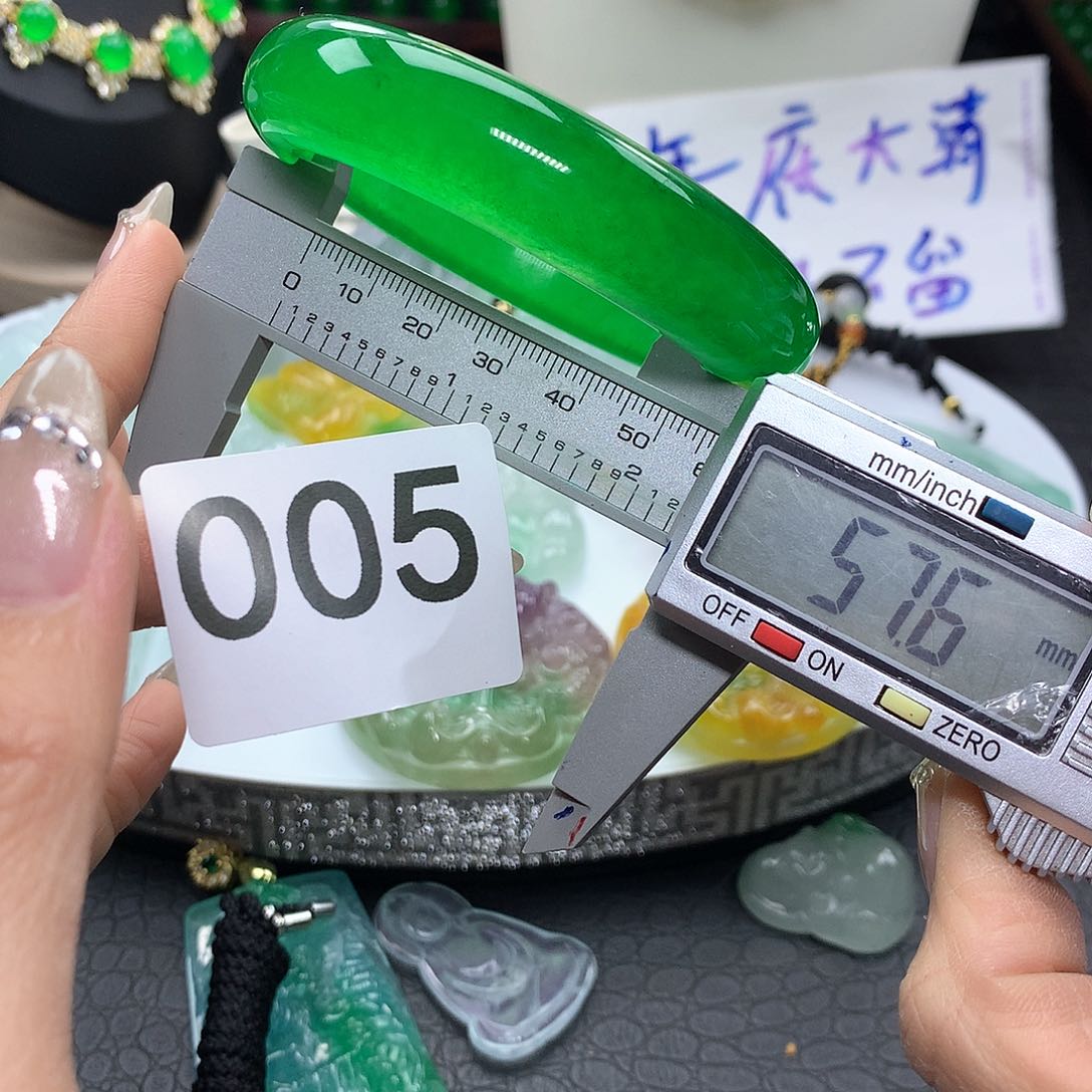 翡翠吊坠(赠链)未镶嵌