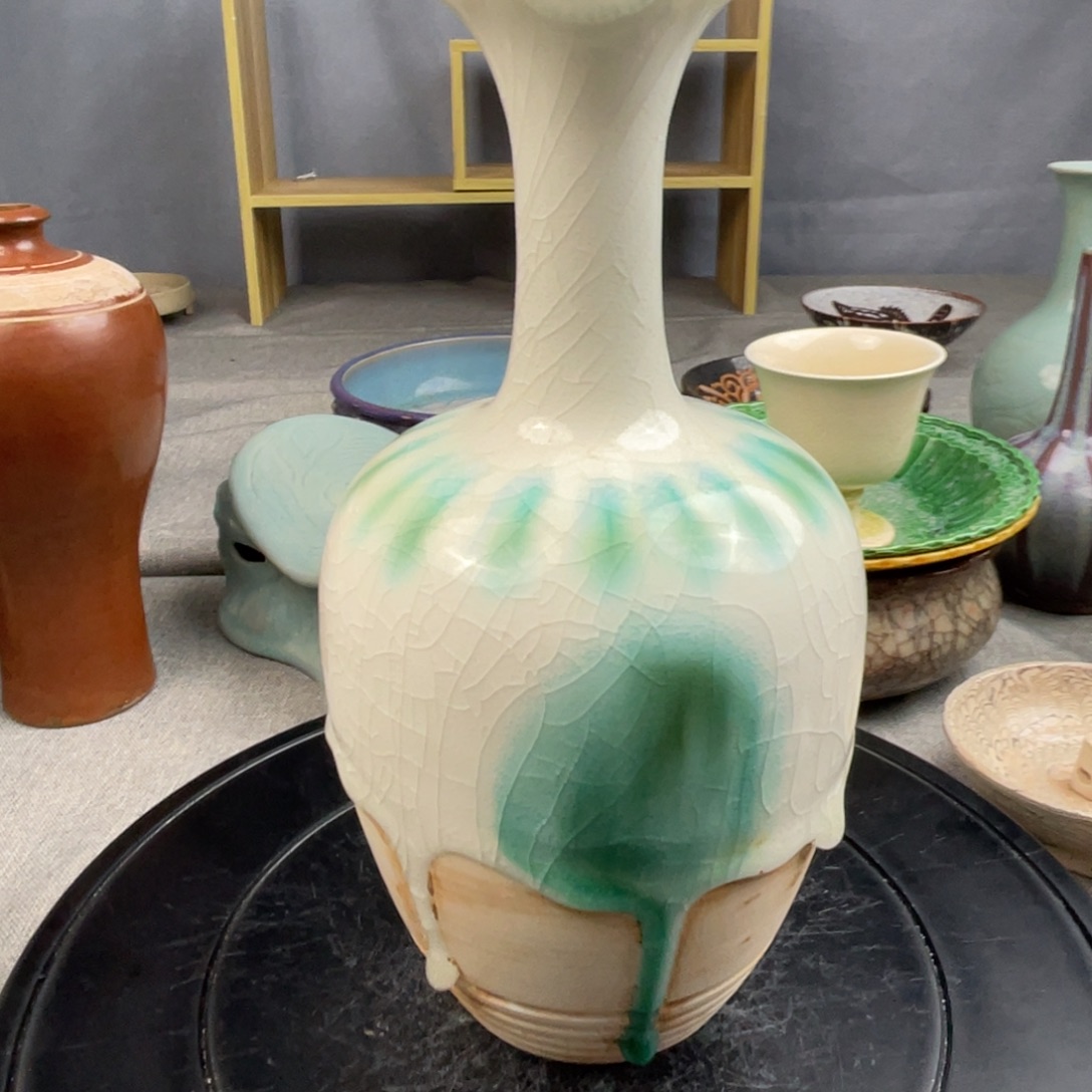 瓷巩县窑挂绿直径瓶