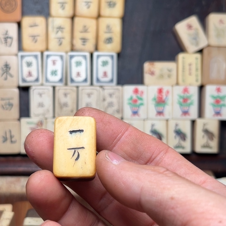 阿***德实心竹雕刻手把件